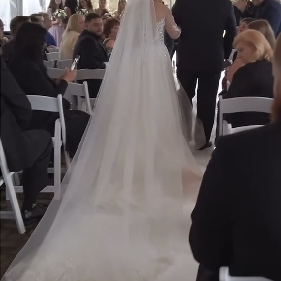  Cathedral Veil from kleinfelds - Picture 3 of 7